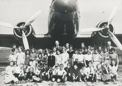 876328 Groepsportret van leerlingen en enkele leerkrachten van de Nederlands Hervormde Gemeenteschool nr. 2 ...